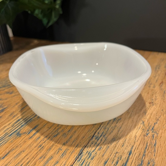 Milk Glass Dynaware Pyr-o-rey Flower Pattern withh lid - Picture 11 of 11